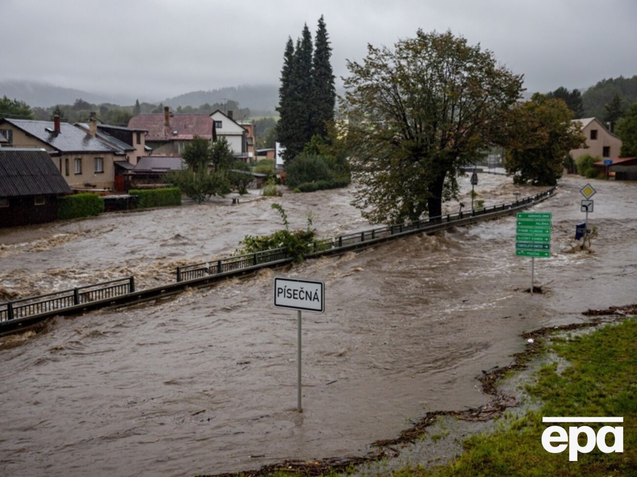 Повінь у країнах ЄС спричинила зупинення потягів