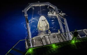 Экипаж миссии приводнился и был извлечен из воды вместе с космическим кораблем