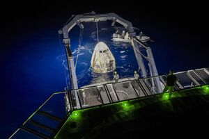 Экипаж миссии приводнился и был извлечен из воды вместе с космическим кораблем