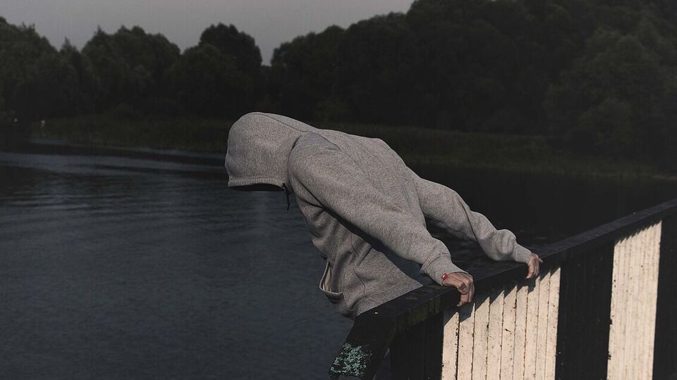 В Минздраве советуют выражать поддержку, не критиковать и не осуждать тех, кто близок к суициду