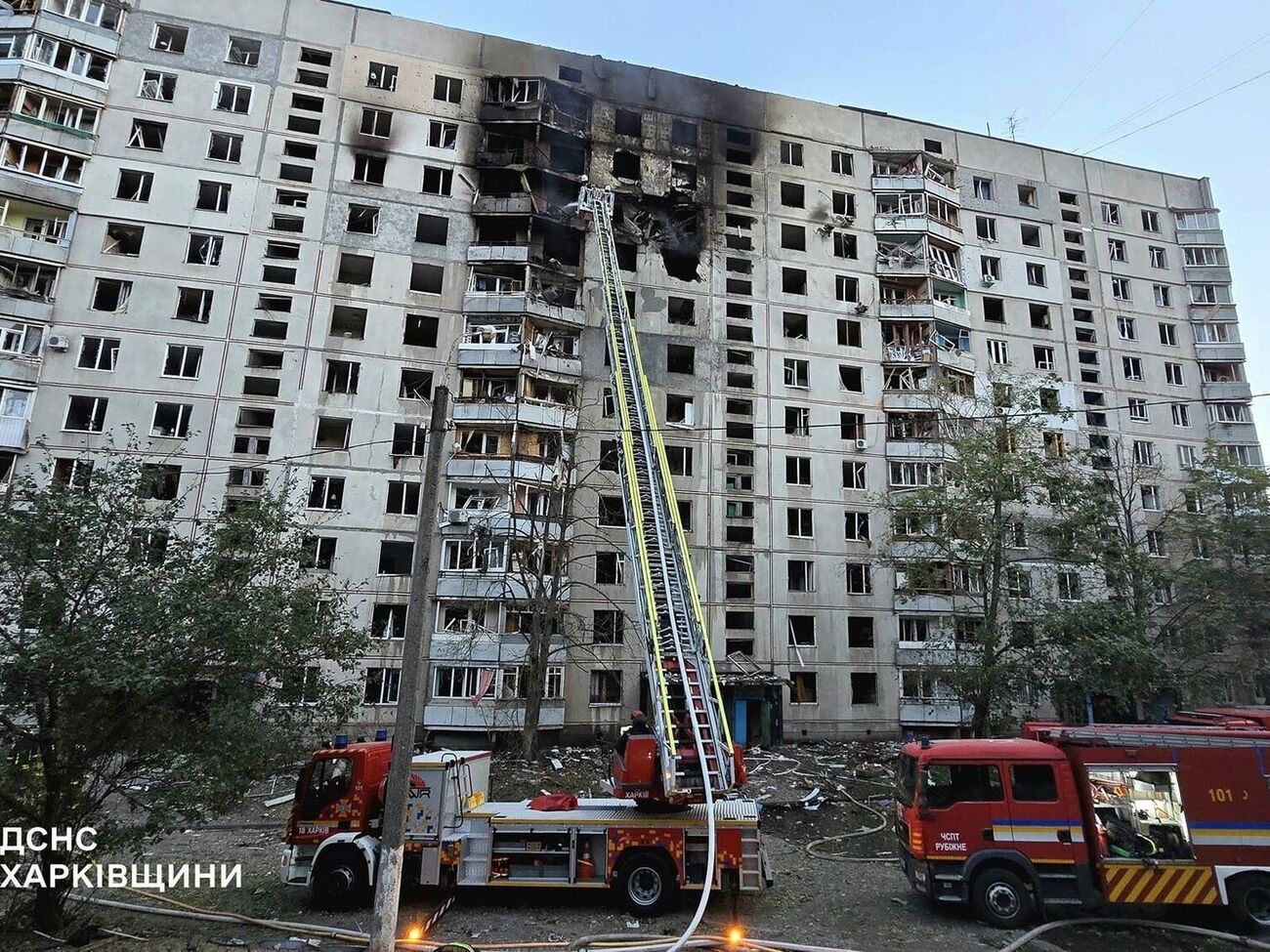 Одна из российских бомб попала между 9-м и 10 этажами в двенадцатиэтажном жилом доме в Харькове, рассказали в прокуратуре