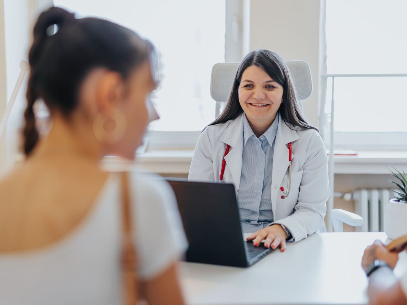 Оформить больничный дистанционно можно даже тогда, когда пациент обращается к врачу таким образом впервые