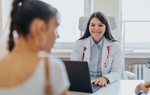 Оформить больничный дистанционно можно даже тогда, когда пациент обращается к врачу таким образом впервые