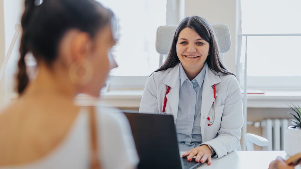 Оформить больничный дистанционно можно даже тогда, когда пациент обращается к врачу таким образом впервые