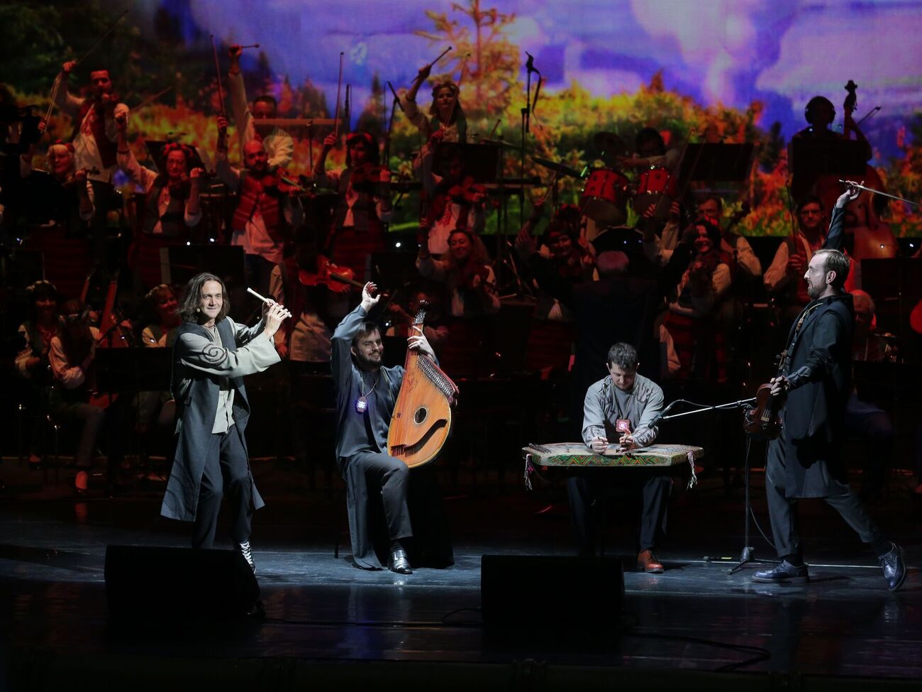 В мюзикле принимают участие четверо солистов в сопровождении оркестра НАОНИ