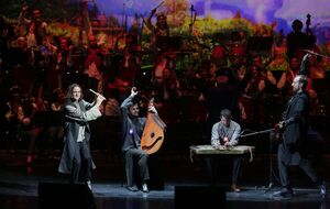 В мюзикле принимают участие четверо солистов в сопровождении оркестра НАОНИ