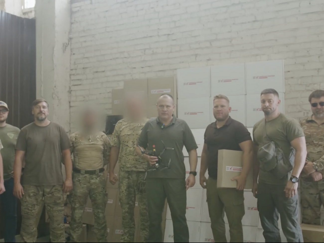 Волонтеры передали партию FPV-дронов и другие нужные вещи подразделению Kraken