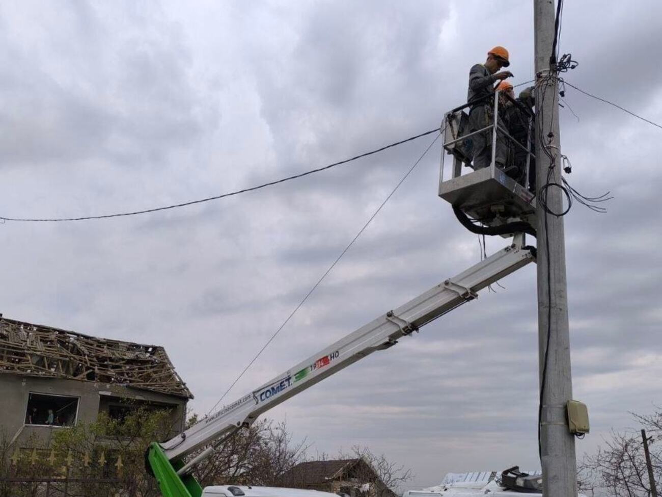 Тиждень тому енергетики ДТЕК Ріната Ахметова повернули світло понад 311 тис. сімей