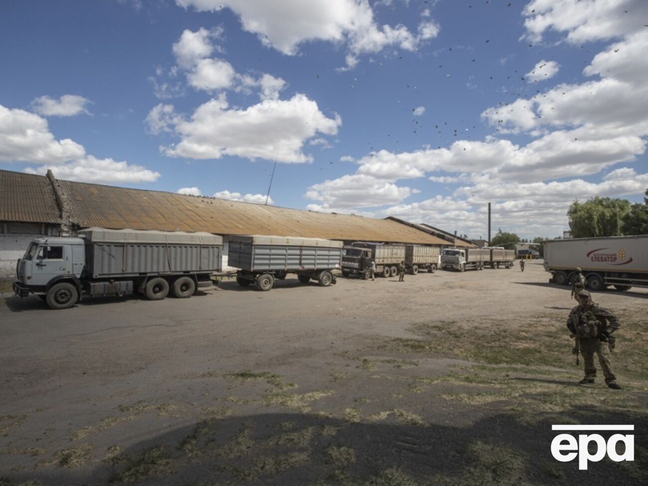 Украдене в України зерно РФ та її партнери продали приблизно за $1 млрд, пише видання