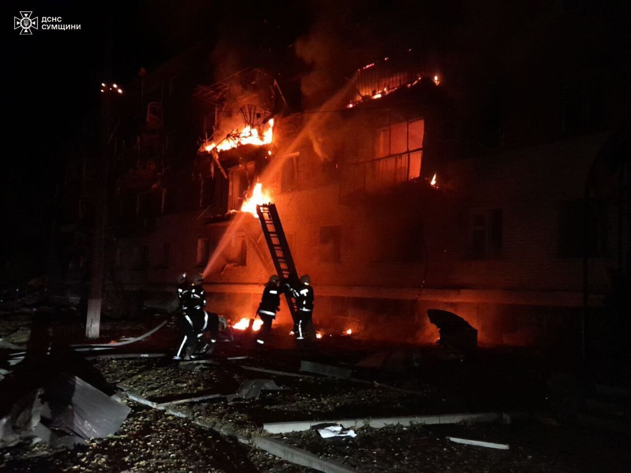 На местах прилетов работают спасатели