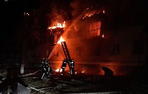 На местах прилетов работают спасатели