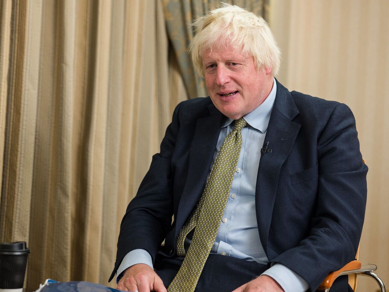 Джонсон: Когда все началось, флаги поднялись по всей Великобритании. Украинские флаги висели в витринах магазинов. И они все еще там