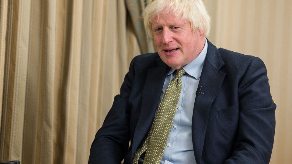 Джонсон: Когда все началось, флаги поднялись по всей Великобритании. Украинские флаги висели в витринах магазинов. И они все еще там