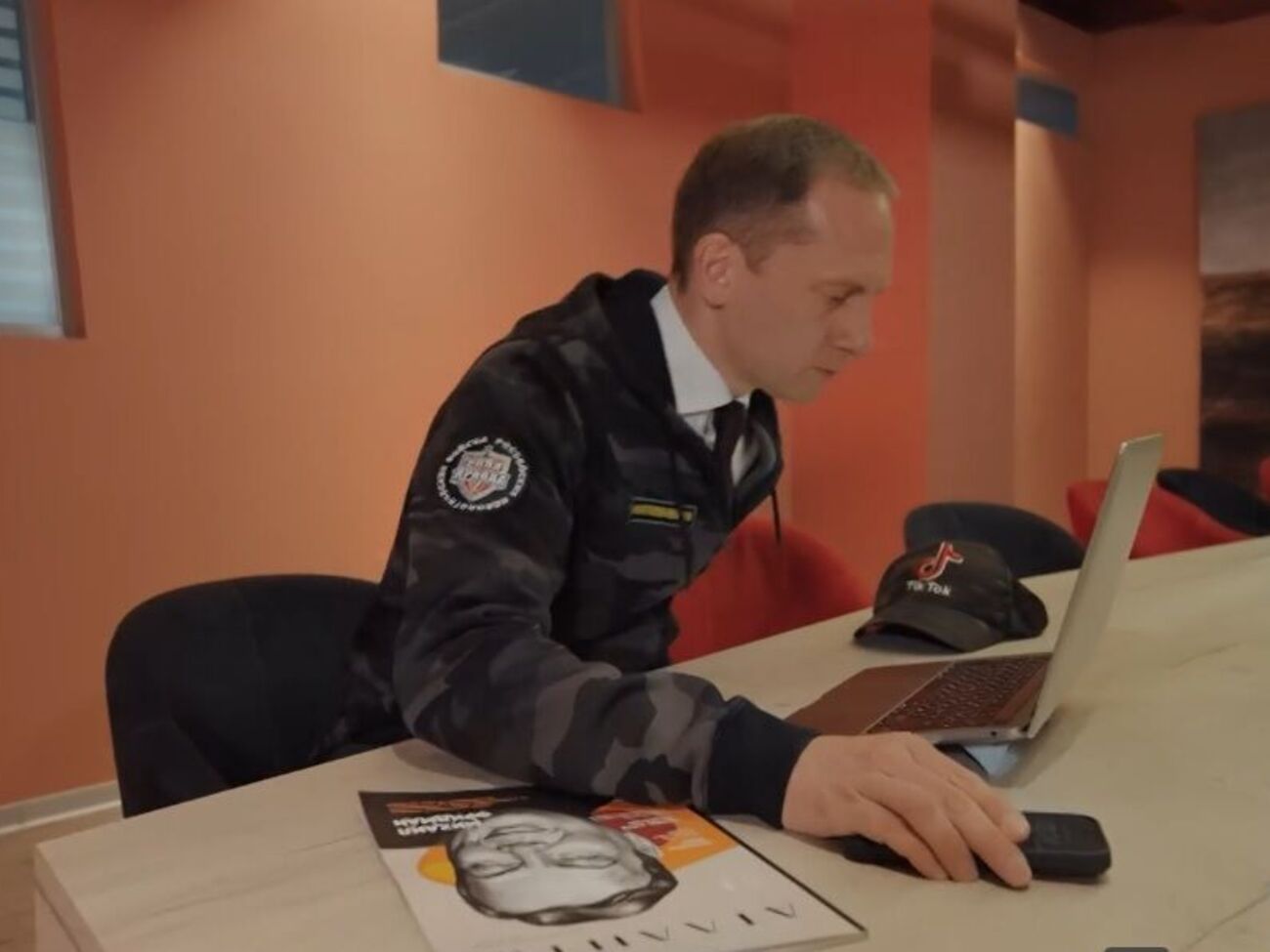 Керівник "фабрики фейків" – Ілля Гамбашидзе. На непублічній відеопрезентації агентства він з'явився в одязі з нашивкою "російські ідеологічні війська"