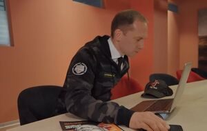 Керівник "фабрики фейків" – Ілля Гамбашидзе. На непублічній відеопрезентації агентства він з'явився в одязі з нашивкою "російські ідеологічні війська"
