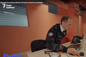 Керівник "фабрики фейків" – Ілля Гамбашидзе. На непублічній відеопрезентації агентства він з'явився в одязі з нашивкою "російські ідеологічні війська"