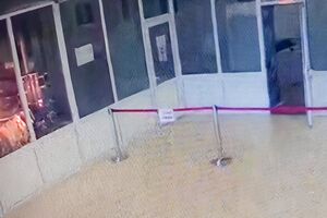 За даними слідства, чоловік кинув легкозаймисту речовину в Палаці парламенту