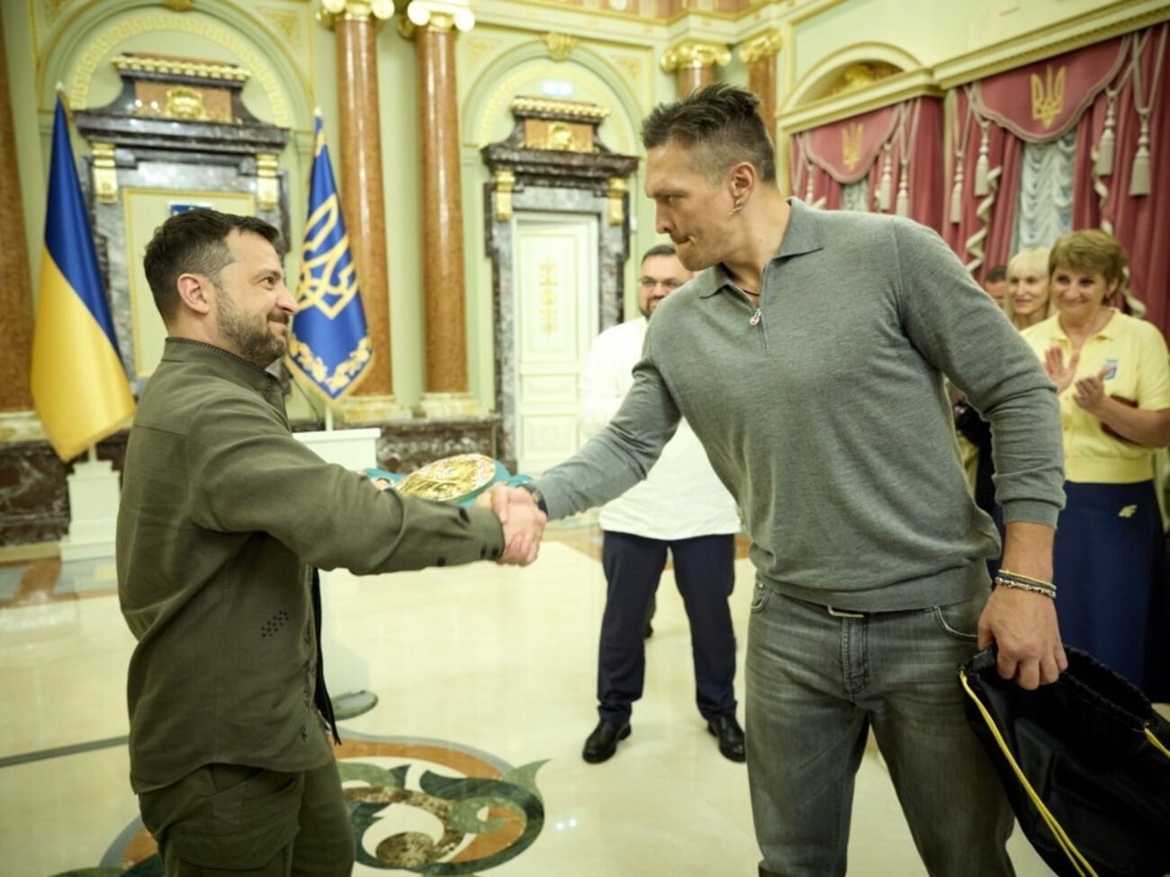 Зеленский говорит, что был возмущен "таким отношением к нашему гражданину и чемпиону". На фото он с Усиком во время встречи 24 августа 2024 года