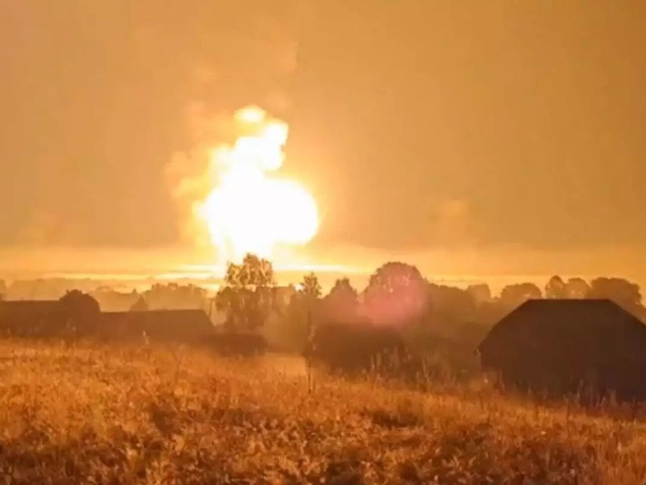 Уранці пожежа й детонація тривали – ЗМІ