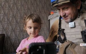 Трирічна Дарина з українським військовим під час спілкування телефоном із мамою