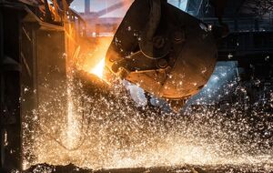 Предстоящие последствия войны для украинского ГМК усугубляются общими высокими рисками работы в Украине, пишет издание