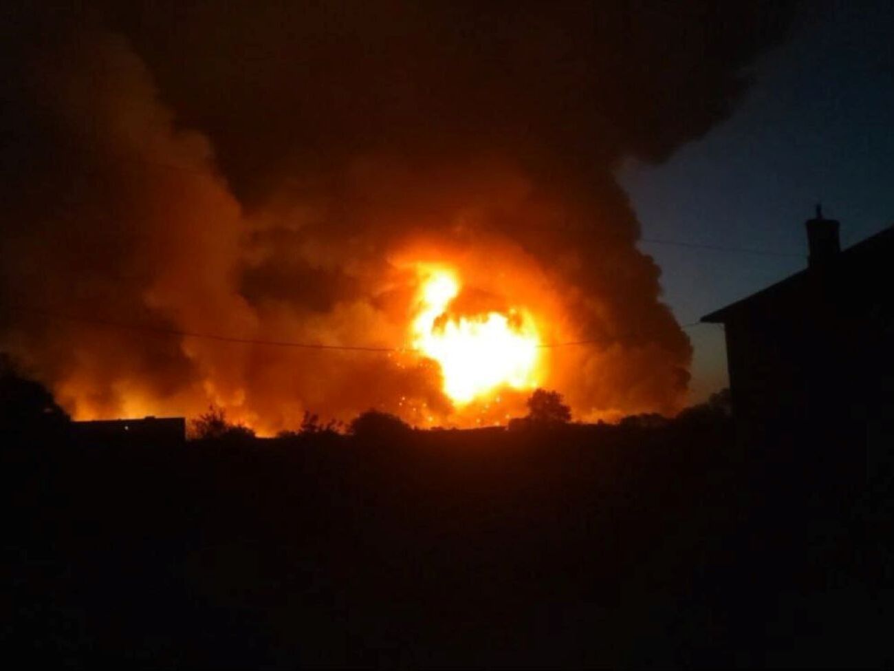 За даними джерела, на атакованому складі зберігали балістичні ракети, КАБ та артбоєприпаси