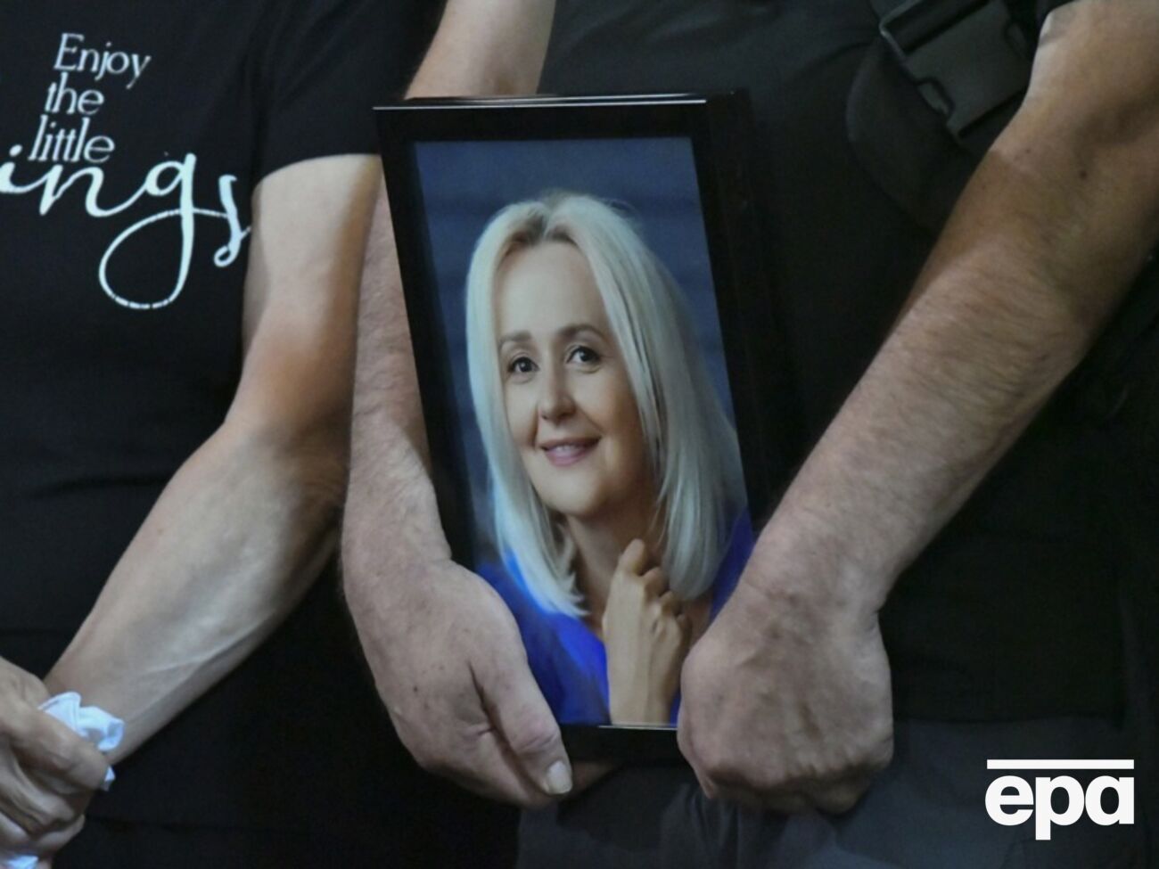 Петицию с предложением присвоить Фарион звание Героя Украины (посмертно) рассмотрят на заседании наградной комиссии Минобразования, рассказал Шмыгаль