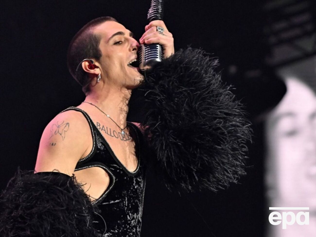 По словам артиста, он будет совмещать сольную карьеру с работой в группе