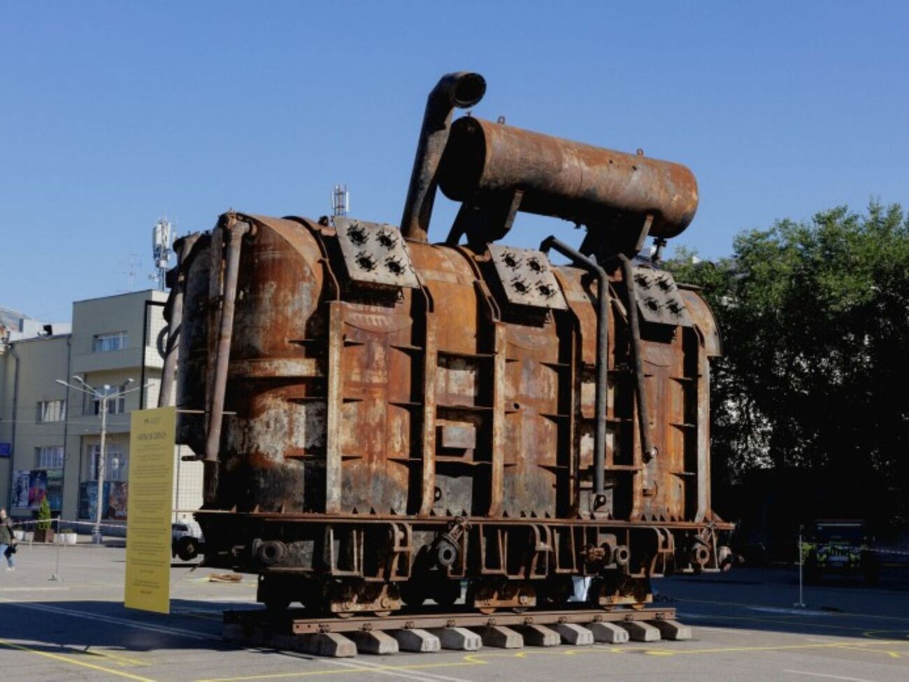 Інсталяцією є зруйнований Росією силовий трансформатор, який працював на одній із теплоелектростанцій ДТЕК