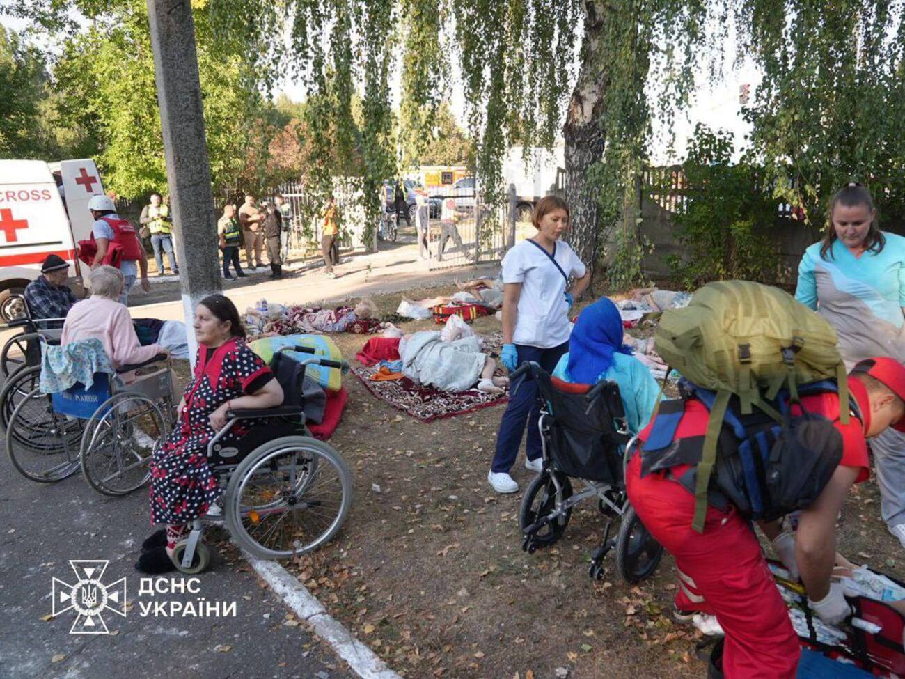Росіяни вдарили по п'ятиповерховій будівлі геріатричного пансіонату в Сумах, евакуйовано 147 людей, розповіли в ДСНС
