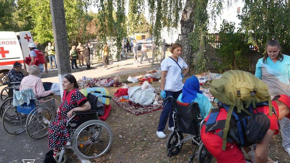 Россияне ударили по пятиэтажному зданию гериатрического пансионата в Сумах, эвакуированы 147 человек, рассказали в ГСЧС