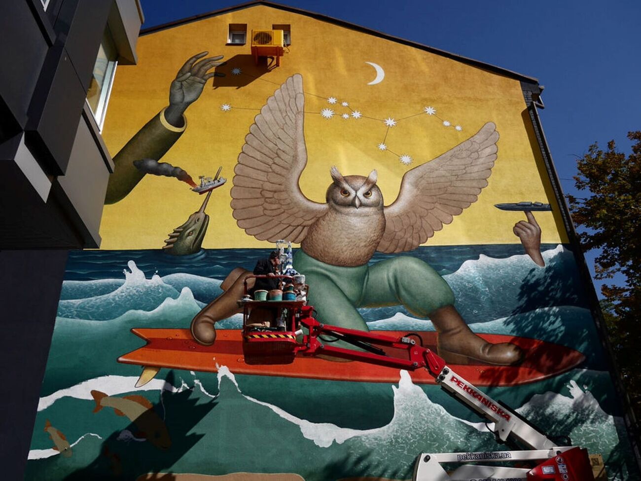 На передньому плані муралу зображено сову, яка є символом ГУР