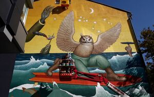 На передньому плані муралу зображено сову, яка є символом ГУР