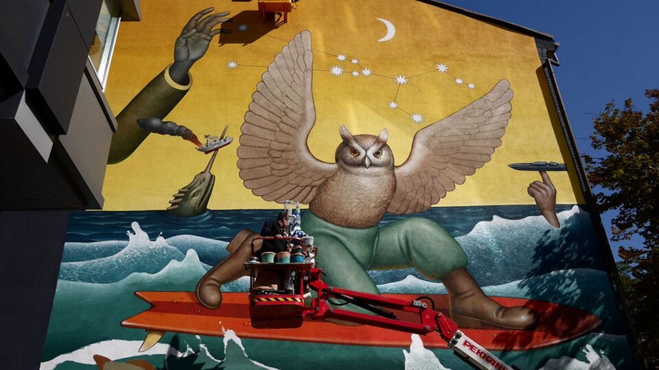 На передньому плані муралу зображено сову, яка є символом ГУР
