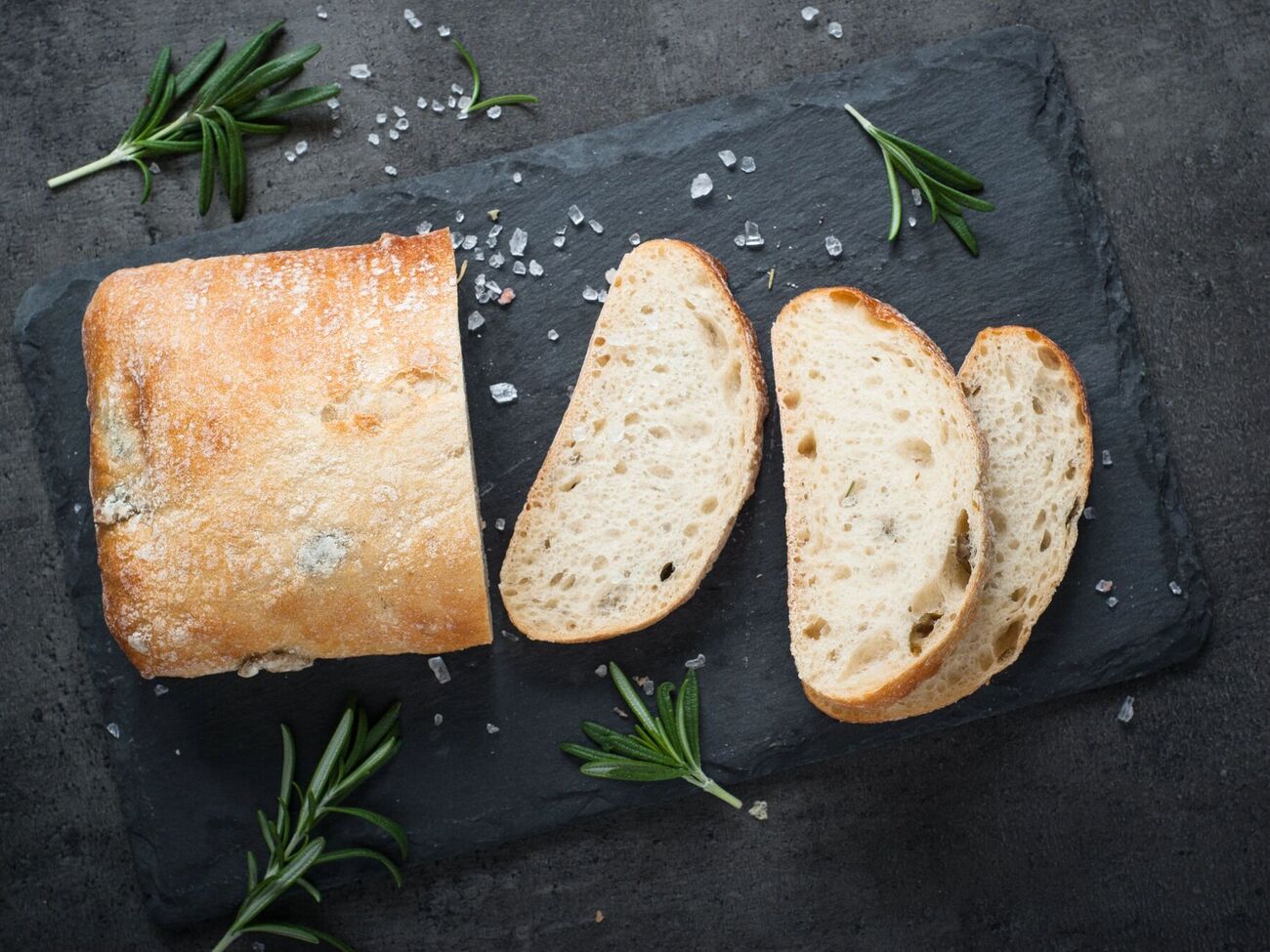 Чиабатта смазывается пастой из чеснока