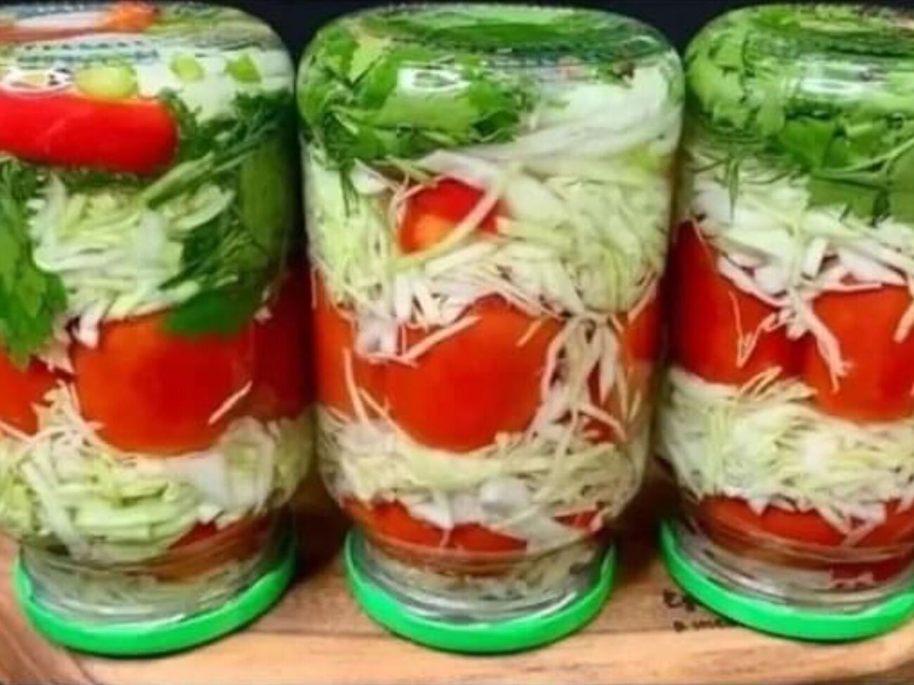 В маринаде помидоры будут сочными, а капуста – хрустящей