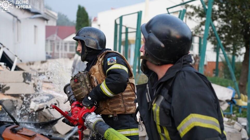 Спасатели ликвидируют последствия обстрела Киева