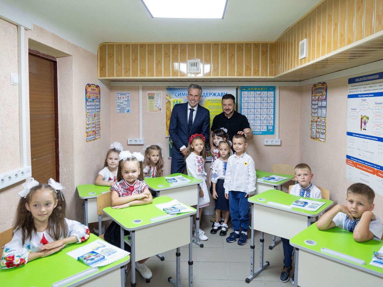 Схооф и Зеленский 2 сентября посетили первый тематический урок в одном из учебных заведений Запорожья, отметили в ОП