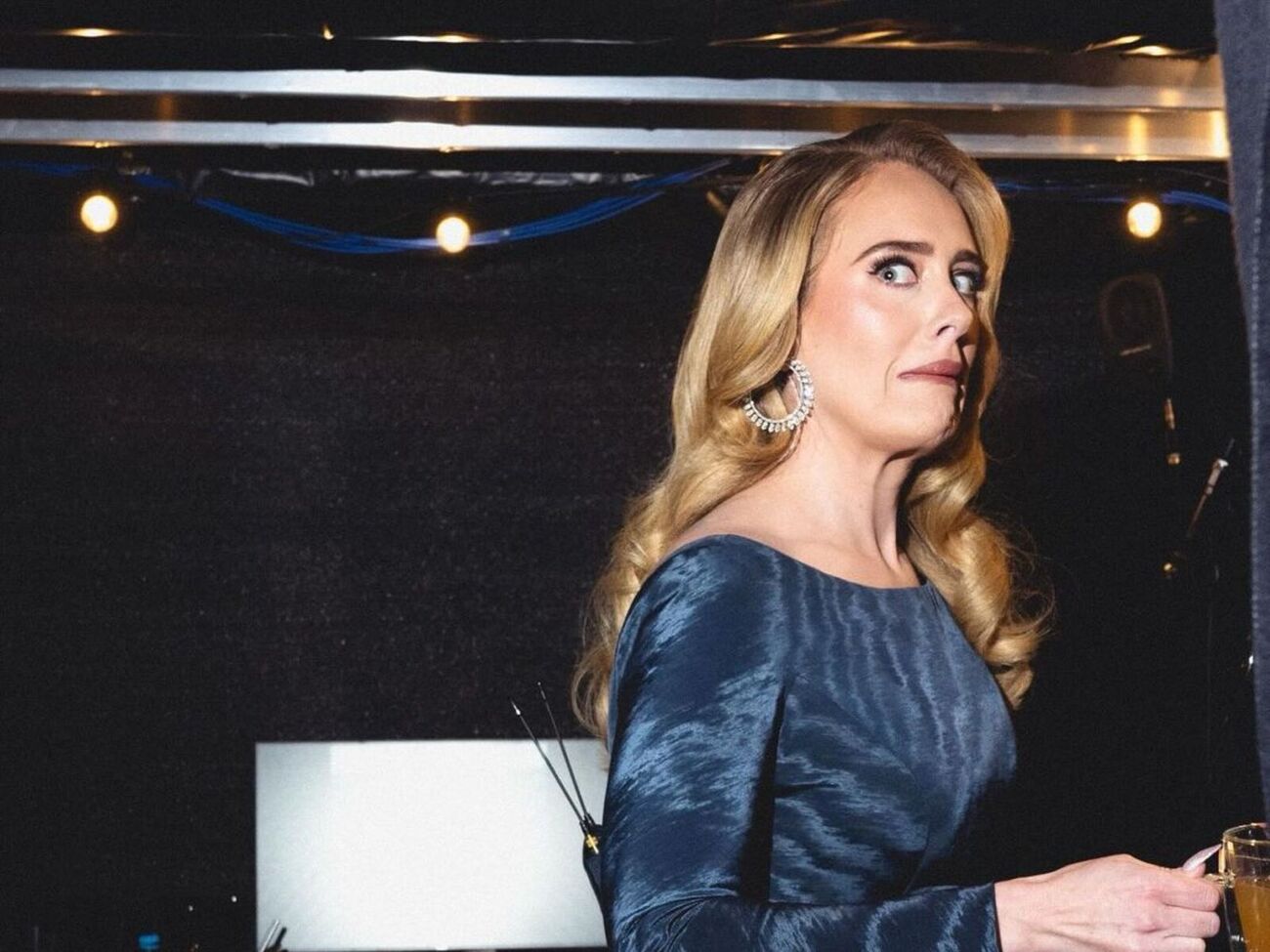 Адель является лауреатом музыкальных премий "Грэмми", Brit Awards, American Music Awards и кинопремии "Оскар"