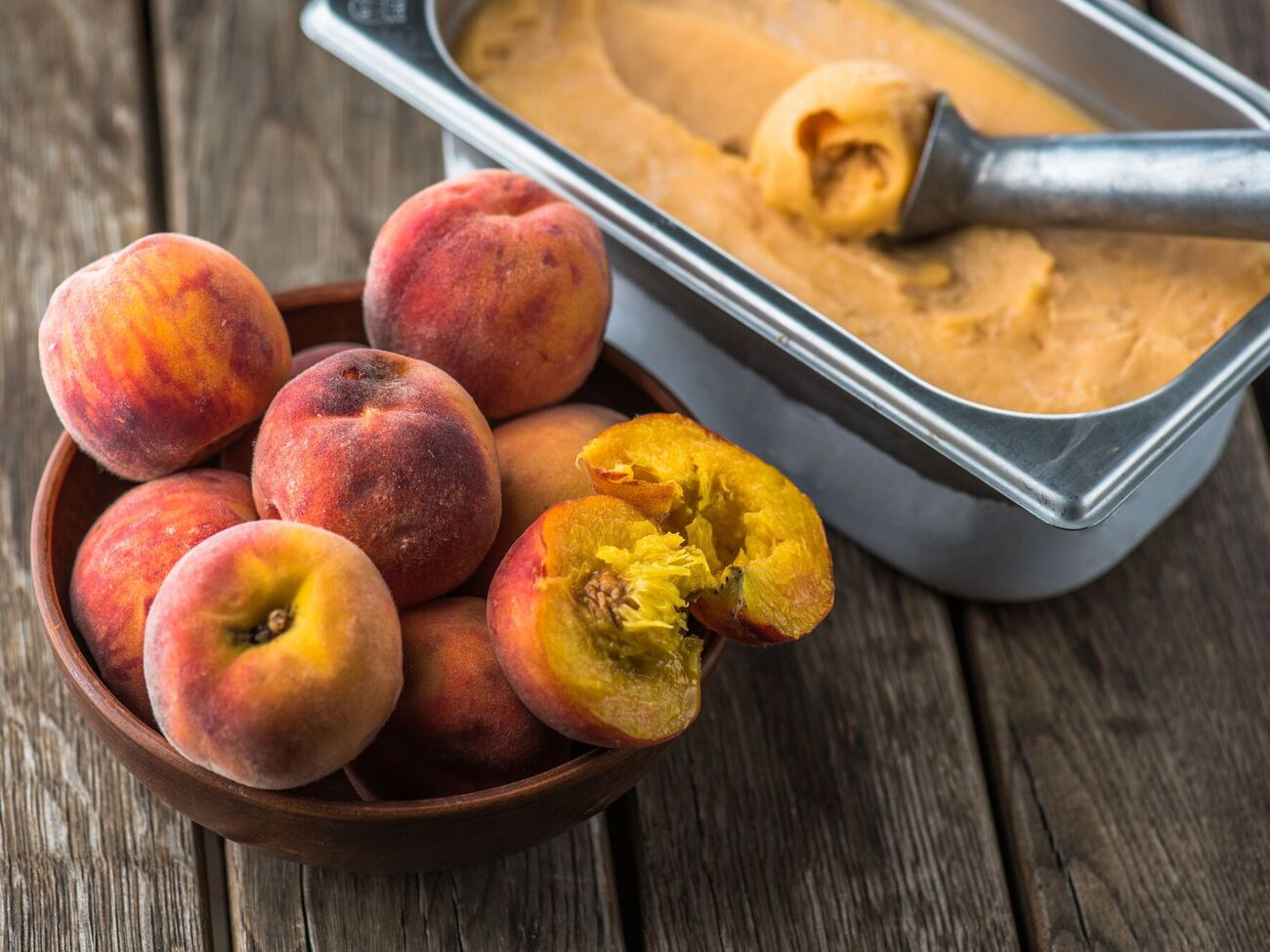 Персики предварительно нужно заморозить