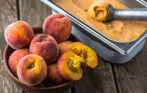 Персики предварительно нужно заморозить