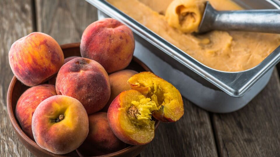 Персики предварительно нужно заморозить