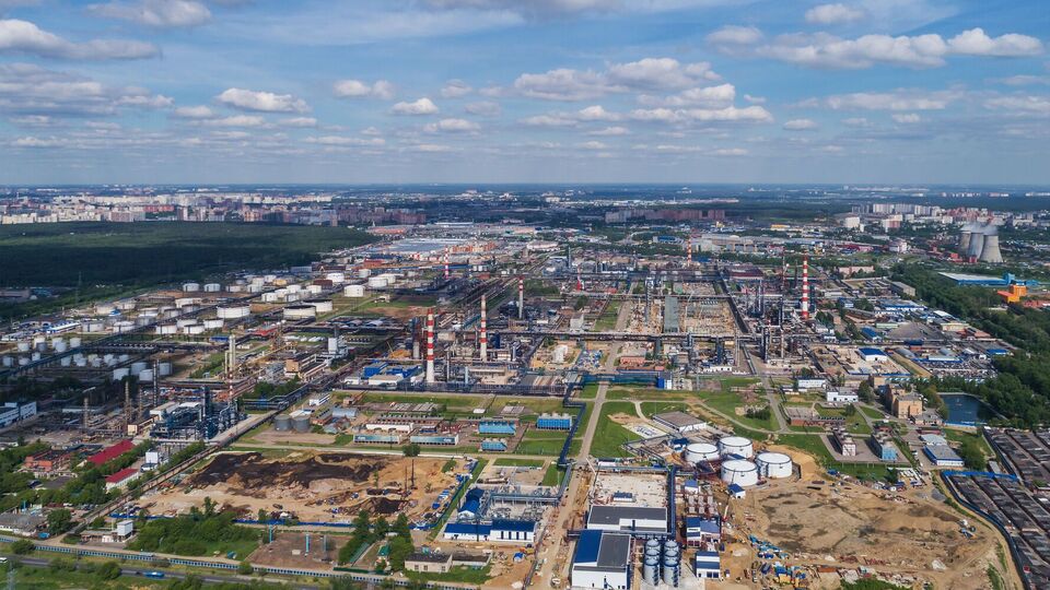 Завод может восстановить переработку нефти на установке "Евро+" после ее ремонта примерно через пять-шесть дней, отметили СМИ