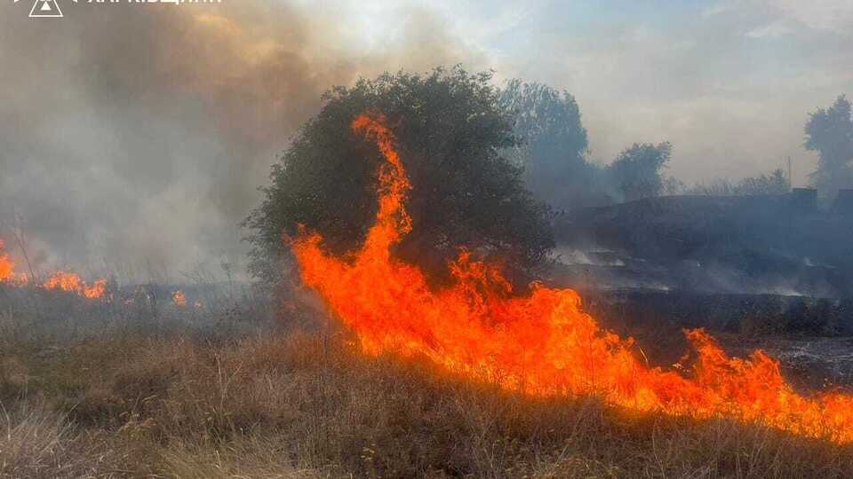 На месте одного из прилетов горит трава