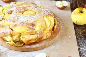 Для шарлотки подойдет любой сорт яблок