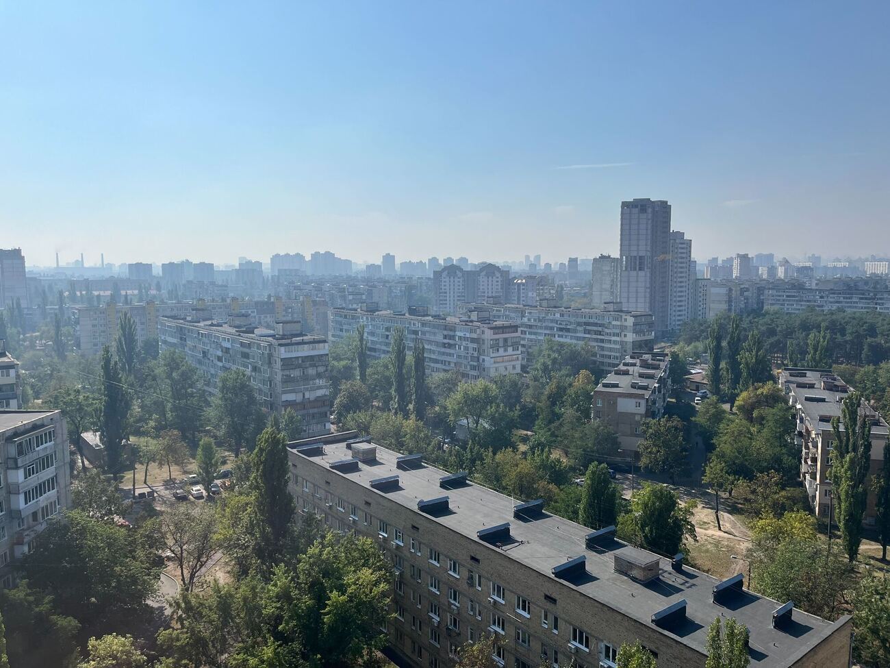У небі над Києвом зараз помітний легкий серпанок, виразно відчувається запах гару