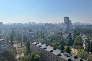 У небі над Києвом зараз помітний легкий серпанок, виразно відчувається запах гару