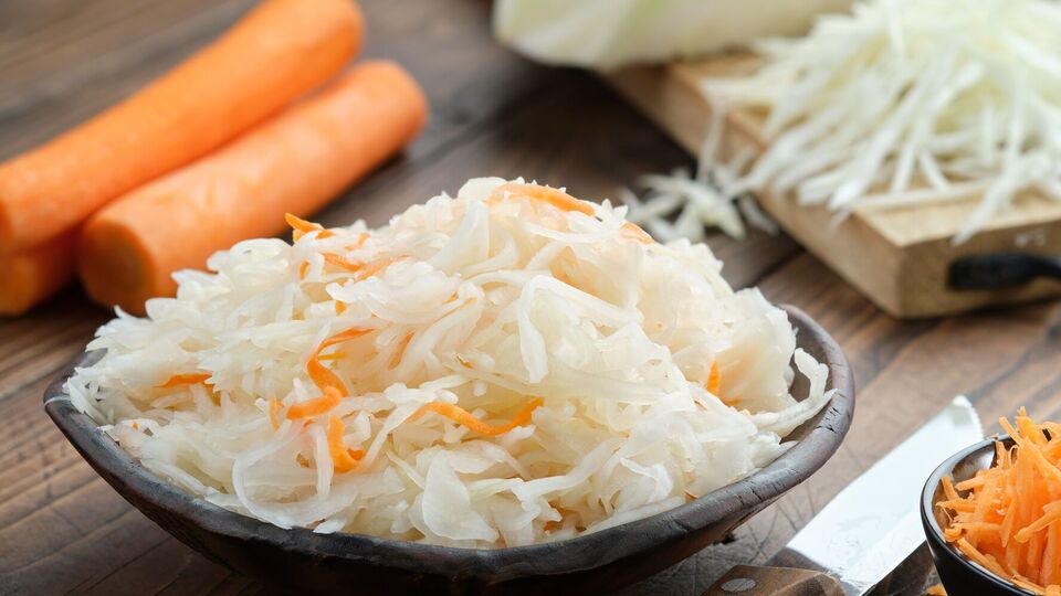 За словами Клопотенка, квашену капусту можна їсти просто так руками з банки, заправляти ароматною олією та цибулькою або додавати в салати чи борщ
