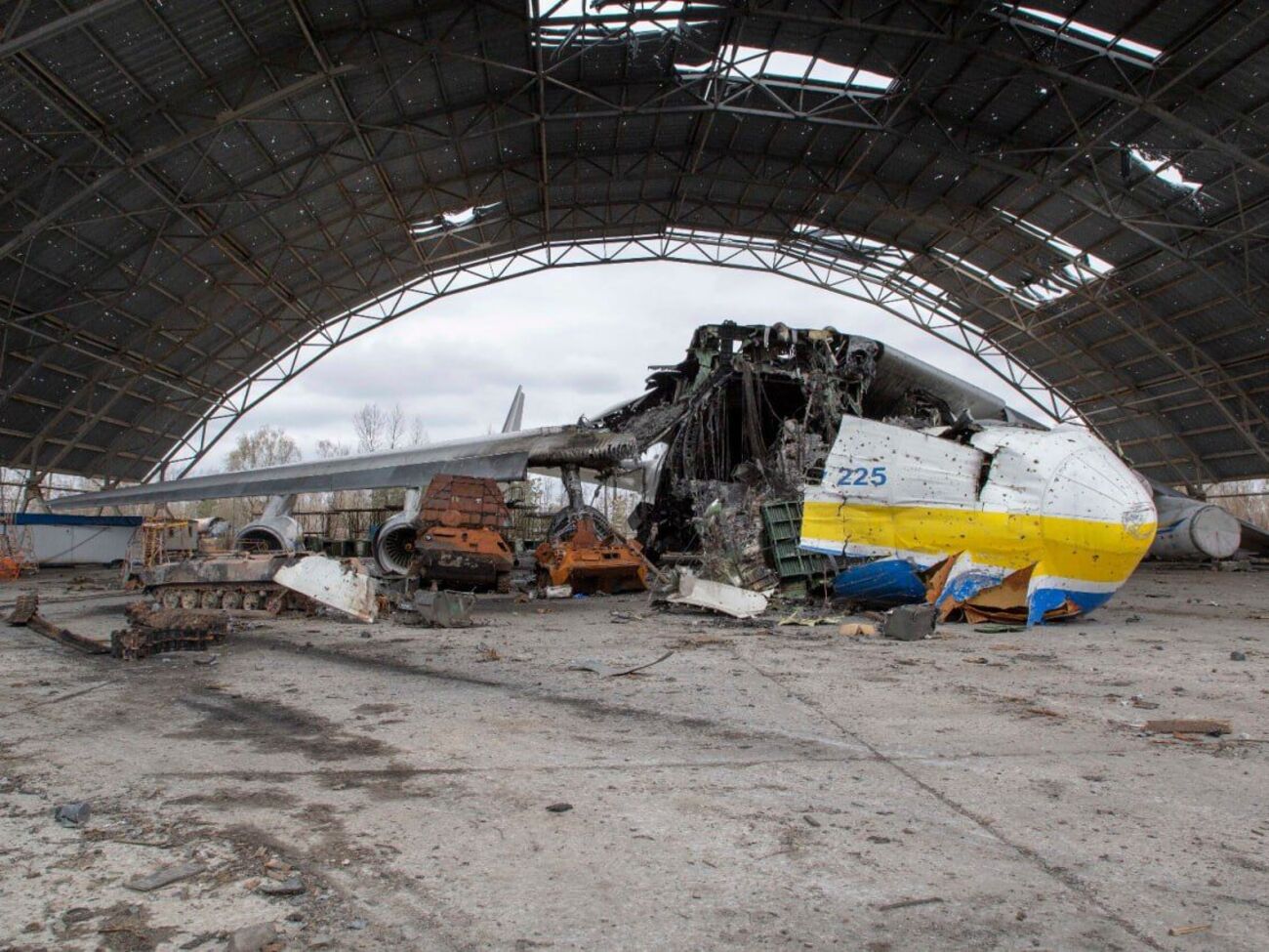 Россияне разбомбили ангар с "Мрією" в первый день полномасштабной войны