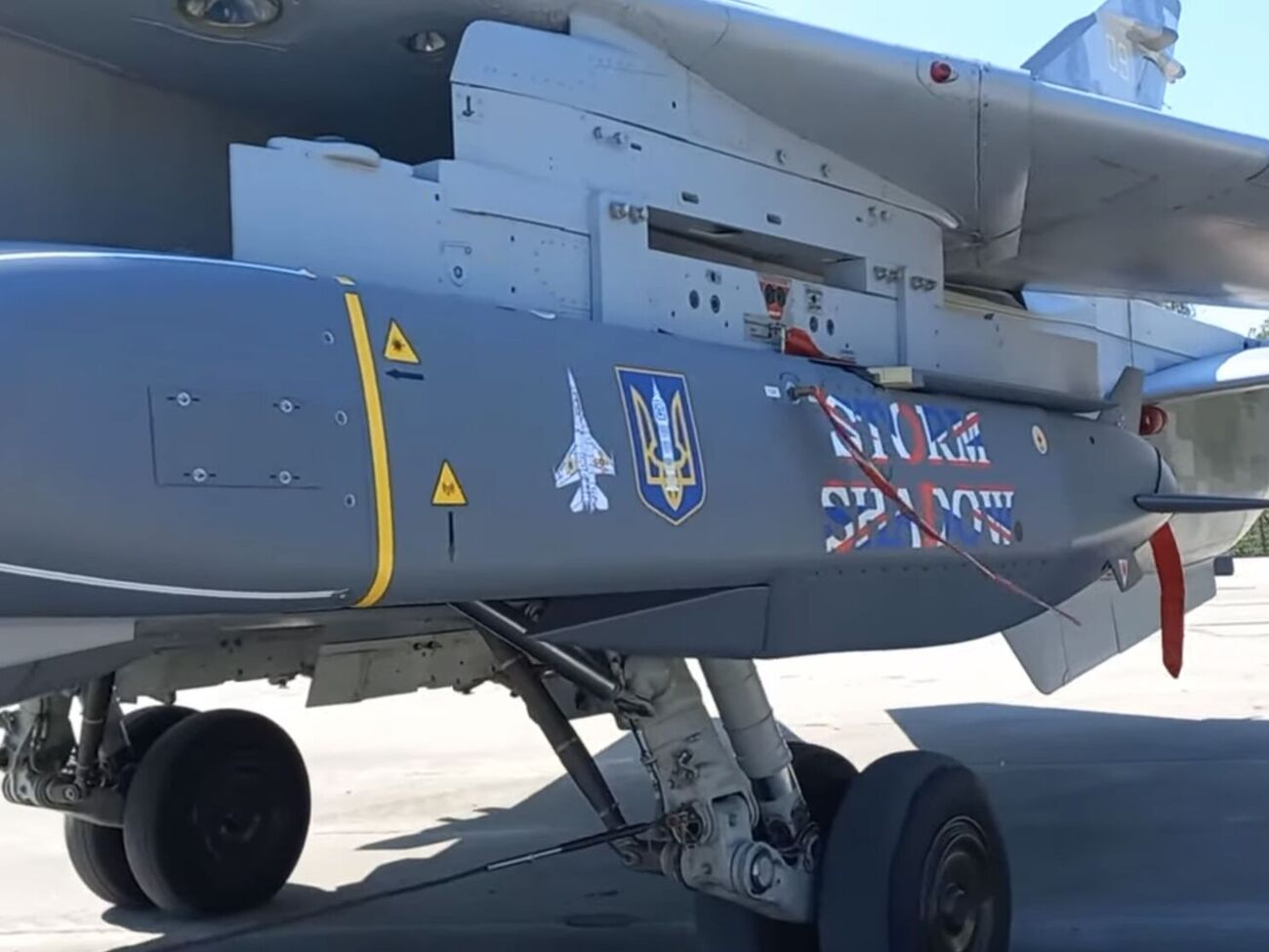 Україна наполягає на дозволі використовувати далекобійні ракети для завдання ударів по складах боєприпасів і бункерах у глибині РФ, зазначила The Times